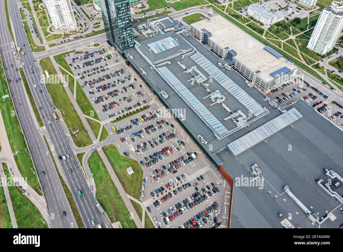 Luftaufnahme des Einkaufszentrums mit überfüllten Parkplätzen und Highway in der Nähe Stockfoto