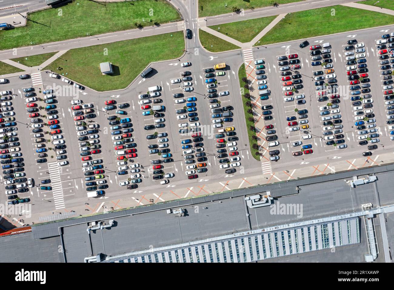 Von oben hat man einen fantastischen Blick auf den Parkplatz und das Einkaufszentrum mit Autos an sonnigen Sommertagen Stockfoto