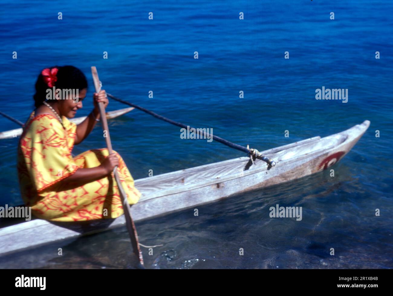 Eine Frau auf den Fidschi paddelt auf einem traditionellen Pirogen, 1968 Stockfoto
