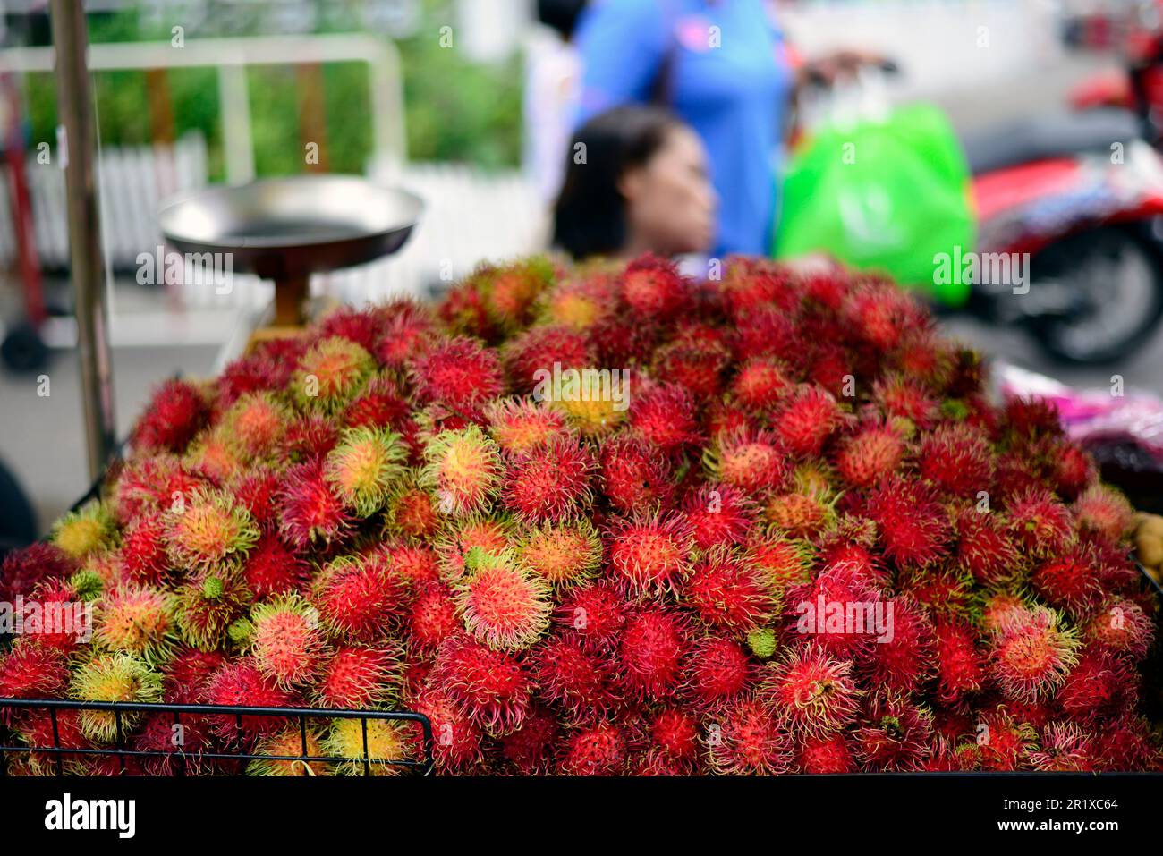 Ein Rambutan-Verkäufer in Bangkok, Thailand. Stockfoto