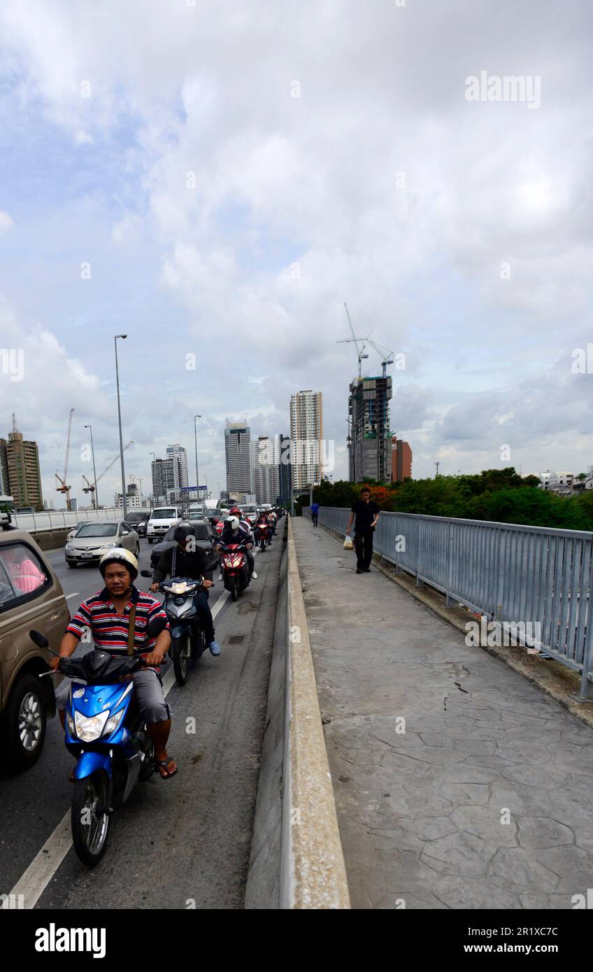 Starker Verkehr auf der Taksin-Brücke in Bangkok, Thailand. Stockfoto
