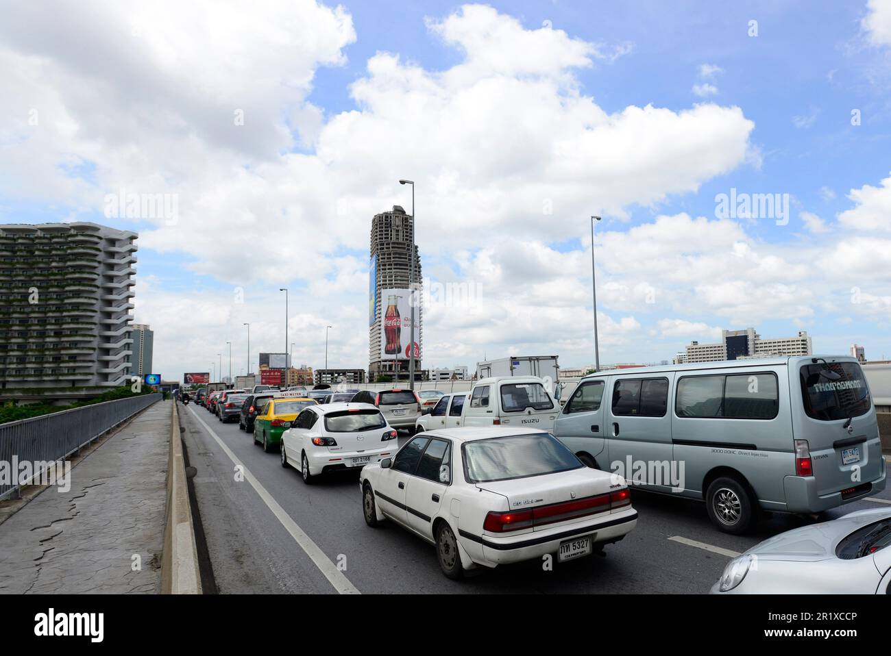 Starker Verkehr auf der Taksin-Brücke in Bangkok, Thailand. Stockfoto