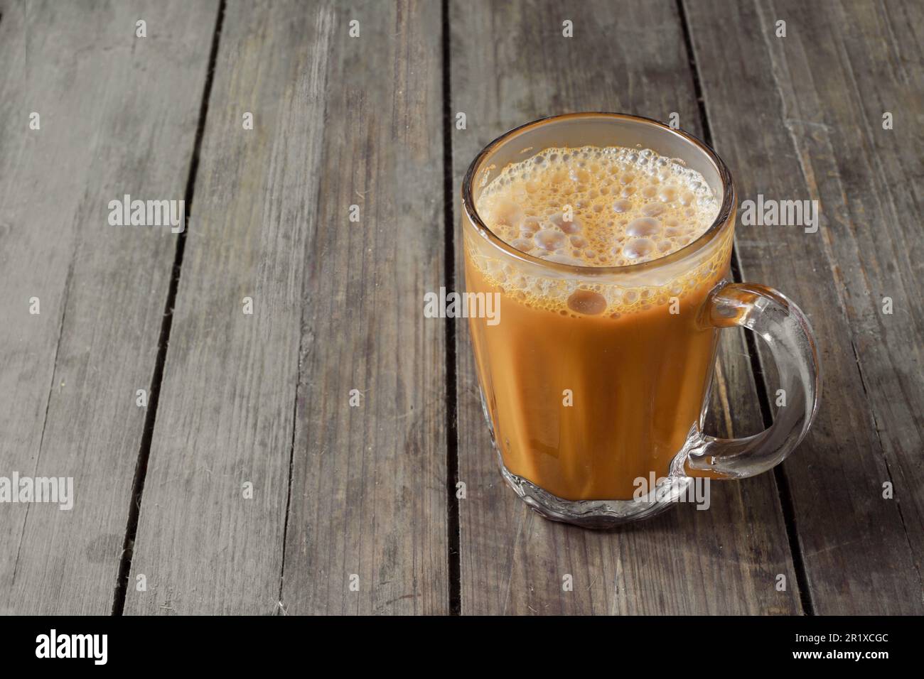 Heißgetränkentee mit malaiischer Milch namens Teh Tarik ist ein beliebtes Frühstücksgetränk in Malaysia Stockfoto