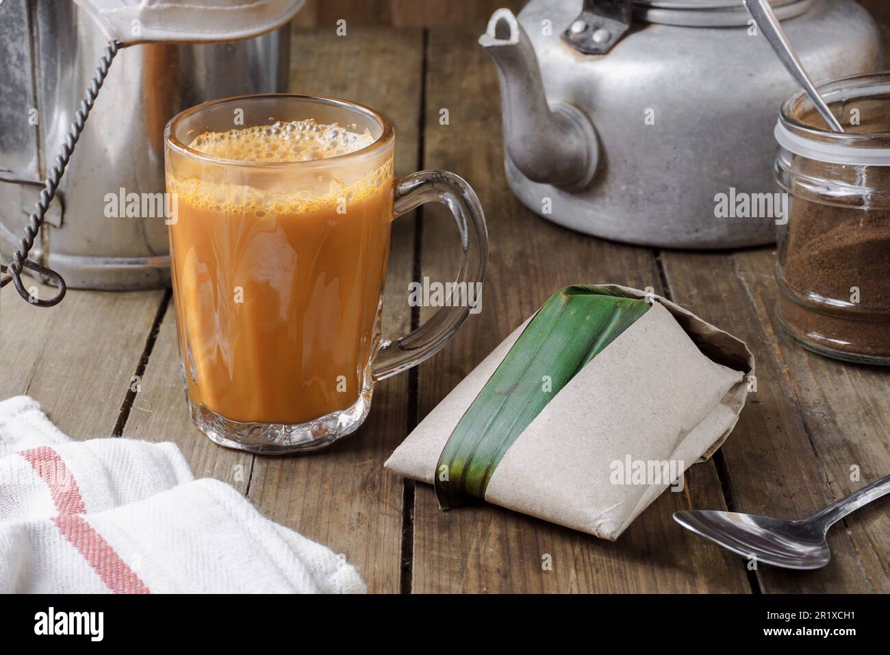 Heißes Getränk Teh Tarik mit Kokosnussreis Nasi Lemak Bungkus ist ein beliebtes Frühstück in Malaysia Stockfoto