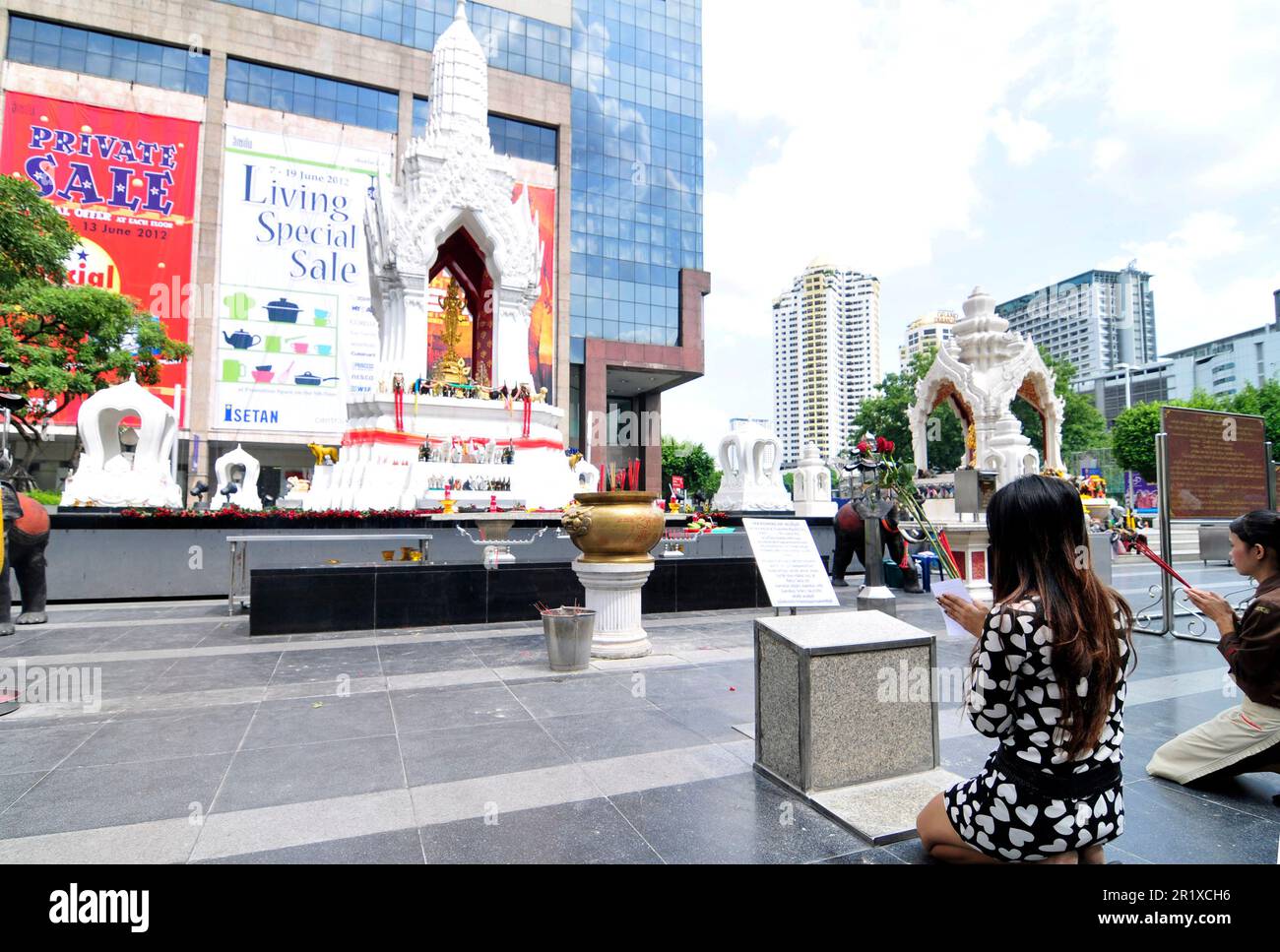 Thailändische Frauen beten am Ganesha-Schrein beim Central World-Einkaufszentrum in Bangkok, Thailand. Stockfoto
