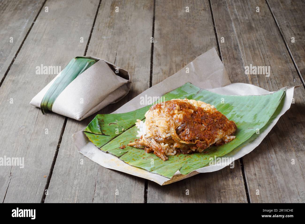 Asiatische Küche Nasi Lemak Bungkus ist ein Reisgericht, das ein beliebtes Frühstück in Malaysia ist Stockfoto