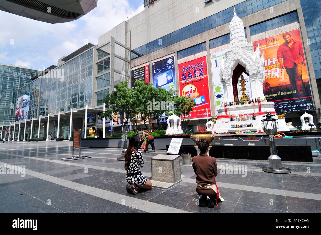 Thailändische Frauen beten am Ganesha-Schrein beim Central World-Einkaufszentrum in Bangkok, Thailand. Stockfoto