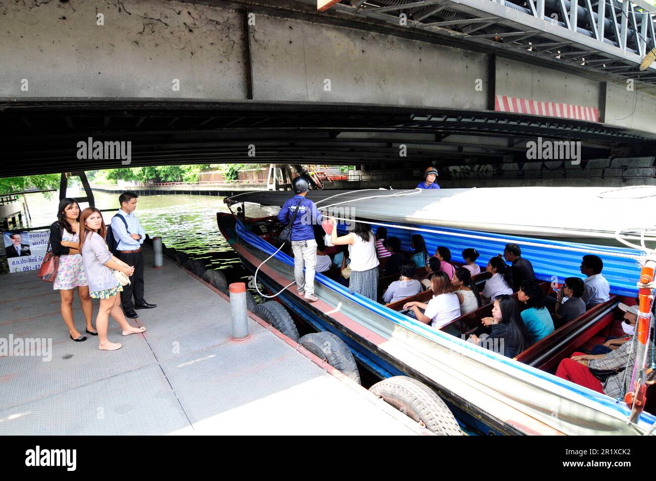 Der Saen Saep Express-Bootsservice im Zentrum von Bangkok, Thailand. Stockfoto