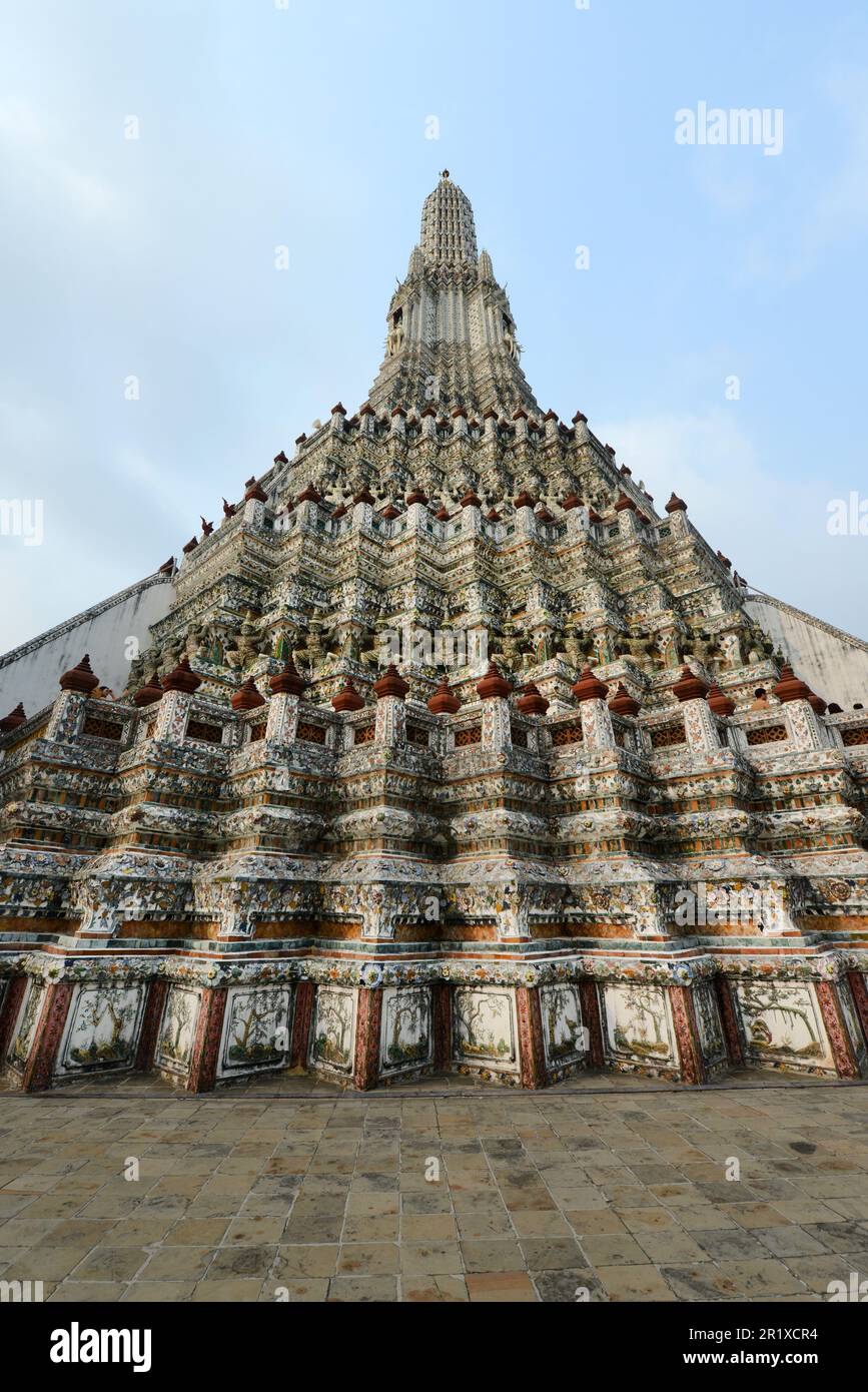 Der zentrale Turm des Wat Arun („Tempel der Morgenröte“) in Bangkok, Thailand, Stockfoto