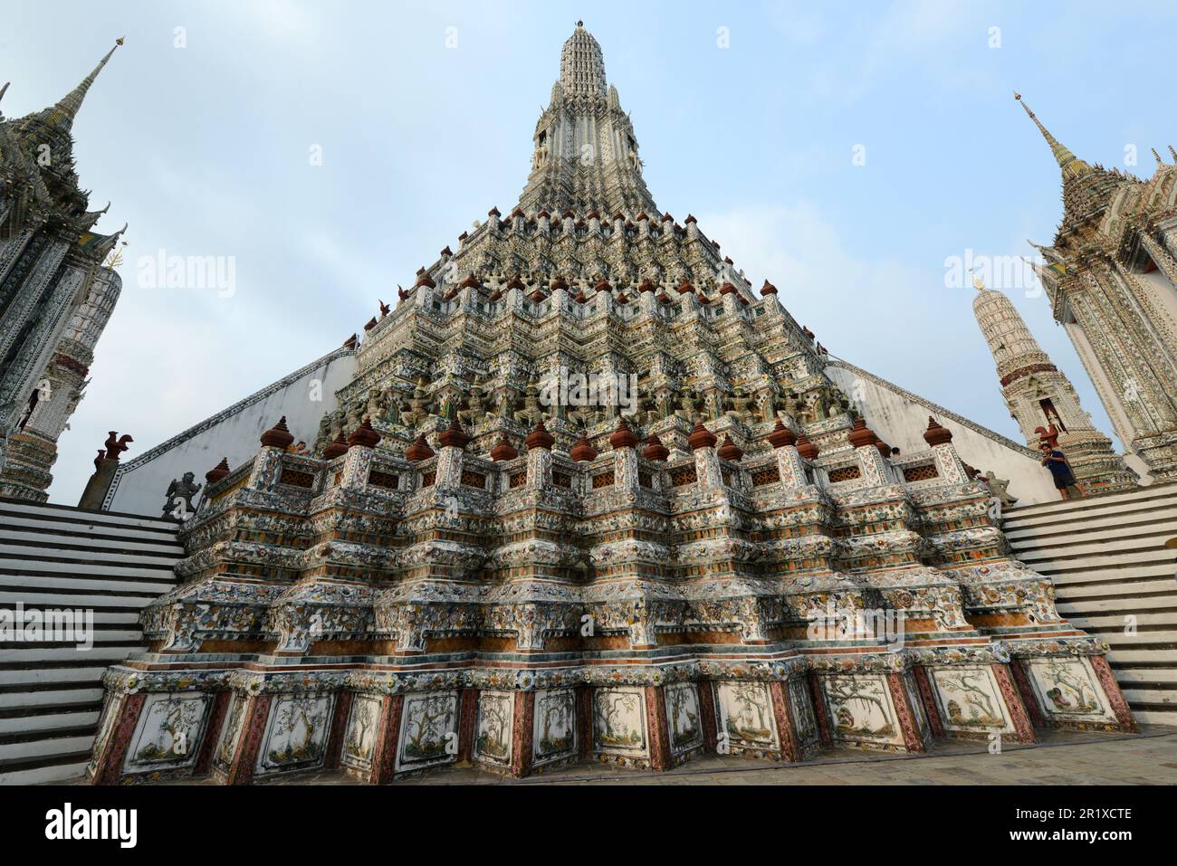 Der zentrale Turm des Wat Arun („Tempel der Morgenröte“) in Bangkok, Thailand, Stockfoto