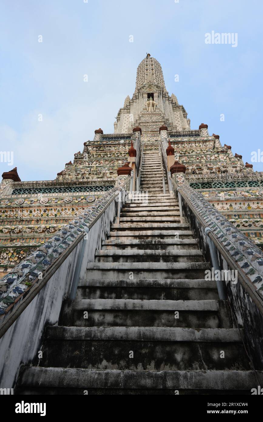 Der zentrale Turm des Wat Arun („Tempel der Morgenröte“) in Bangkok, Thailand, Stockfoto