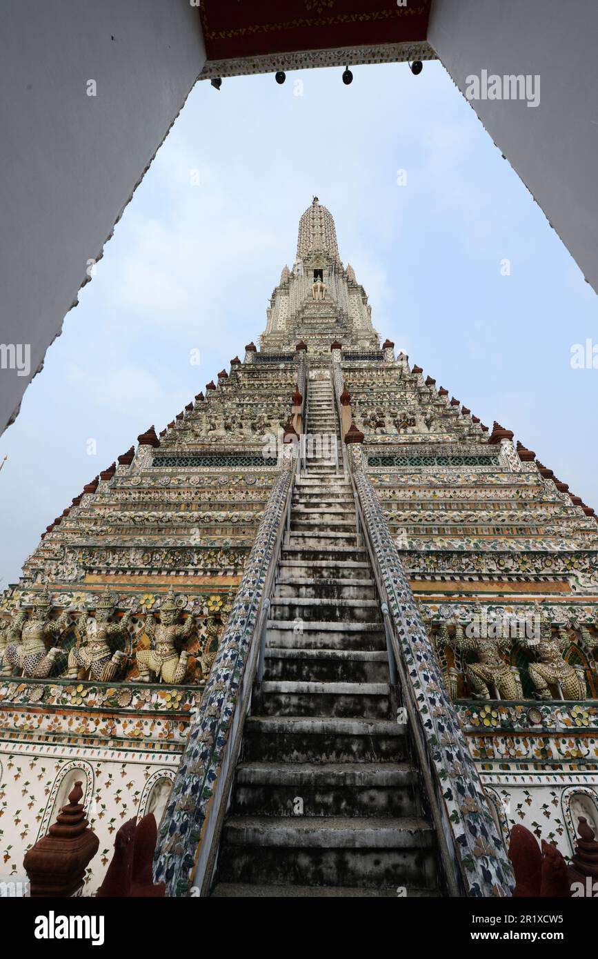 Der zentrale Turm des Wat Arun („Tempel der Morgenröte“) in Bangkok, Thailand, Stockfoto