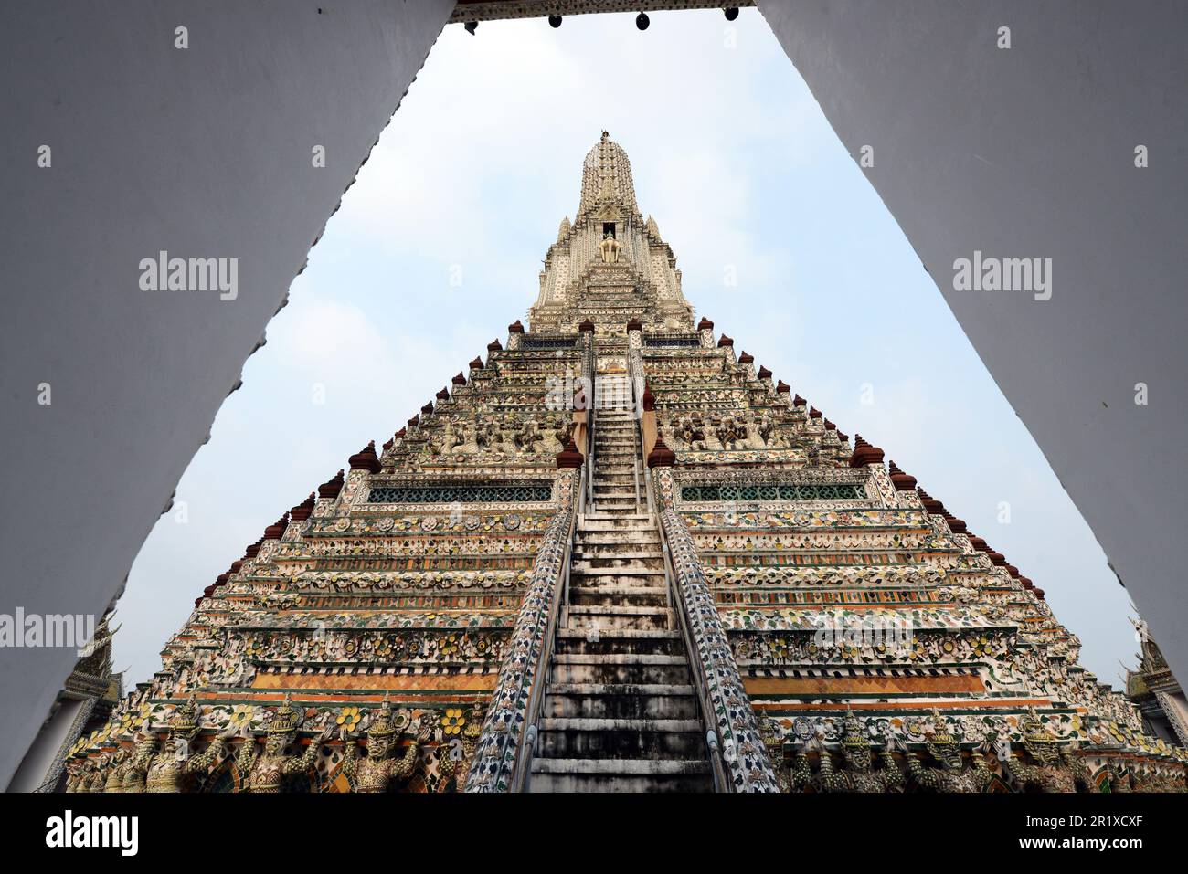 Der zentrale Turm des Wat Arun („Tempel der Morgenröte“) in Bangkok, Thailand, Stockfoto