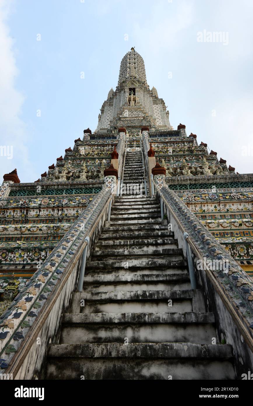 Der zentrale Turm des Wat Arun („Tempel der Morgenröte“) in Bangkok, Thailand, Stockfoto