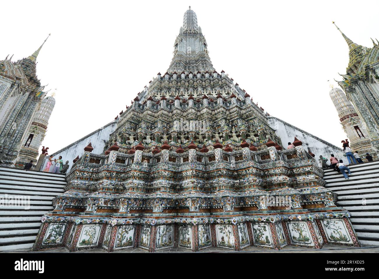 Der zentrale Turm des Wat Arun („Tempel der Morgenröte“) in Bangkok, Thailand, Stockfoto