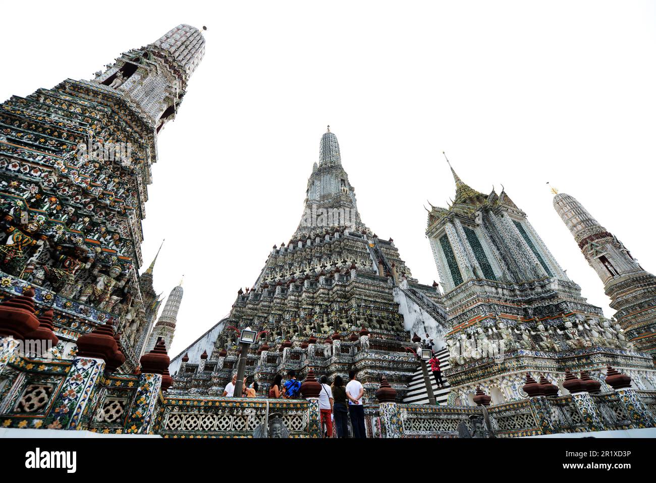 Der zentrale Turm des Wat Arun („Tempel der Morgenröte“) in Bangkok, Thailand, Stockfoto