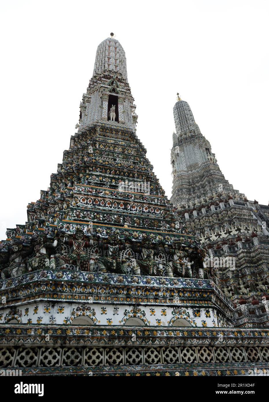Der zentrale Turm des Wat Arun („Tempel der Morgenröte“) in Bangkok, Thailand, Stockfoto