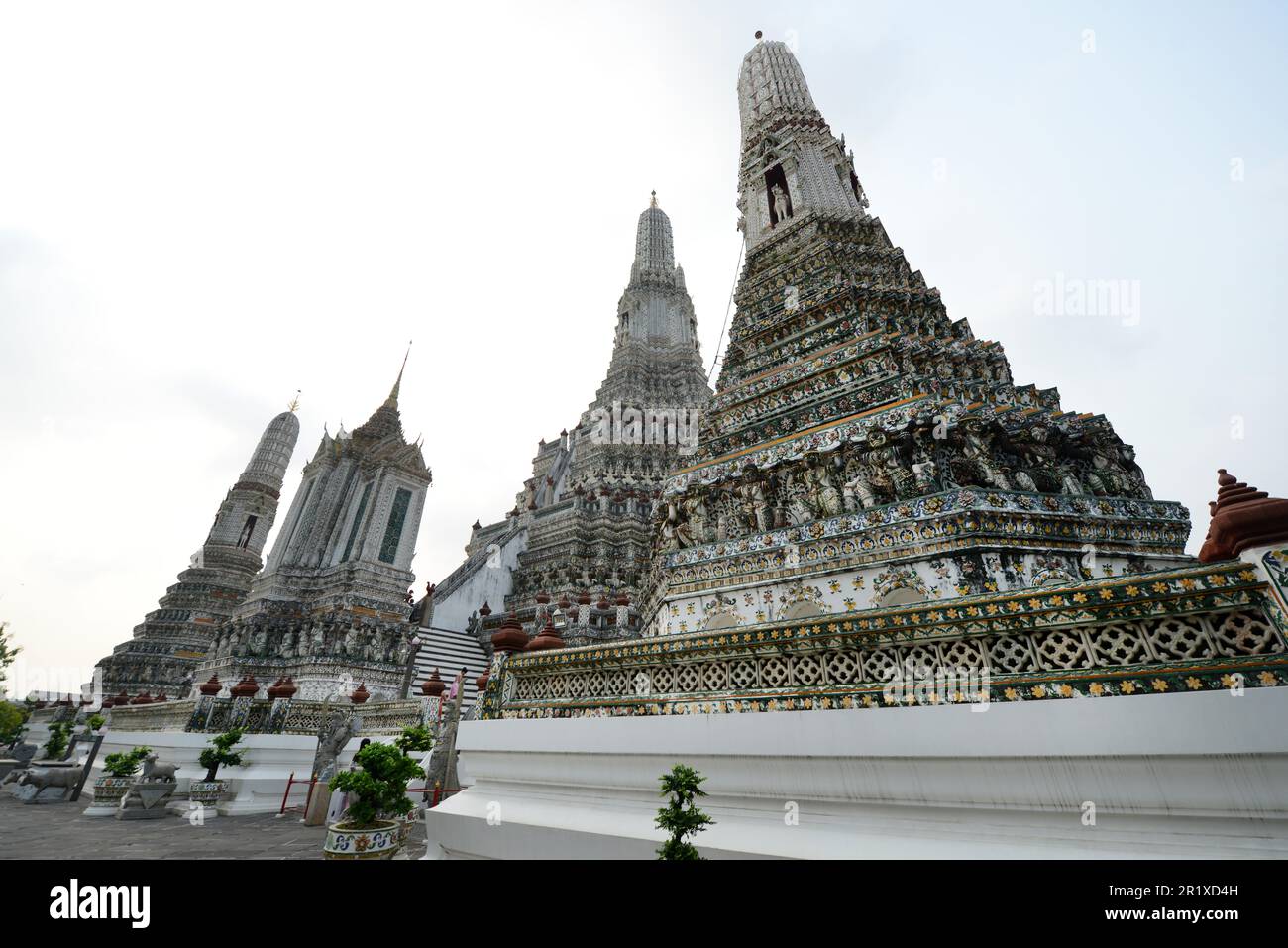 Der zentrale Turm des Wat Arun („Tempel der Morgenröte“) in Bangkok, Thailand, Stockfoto