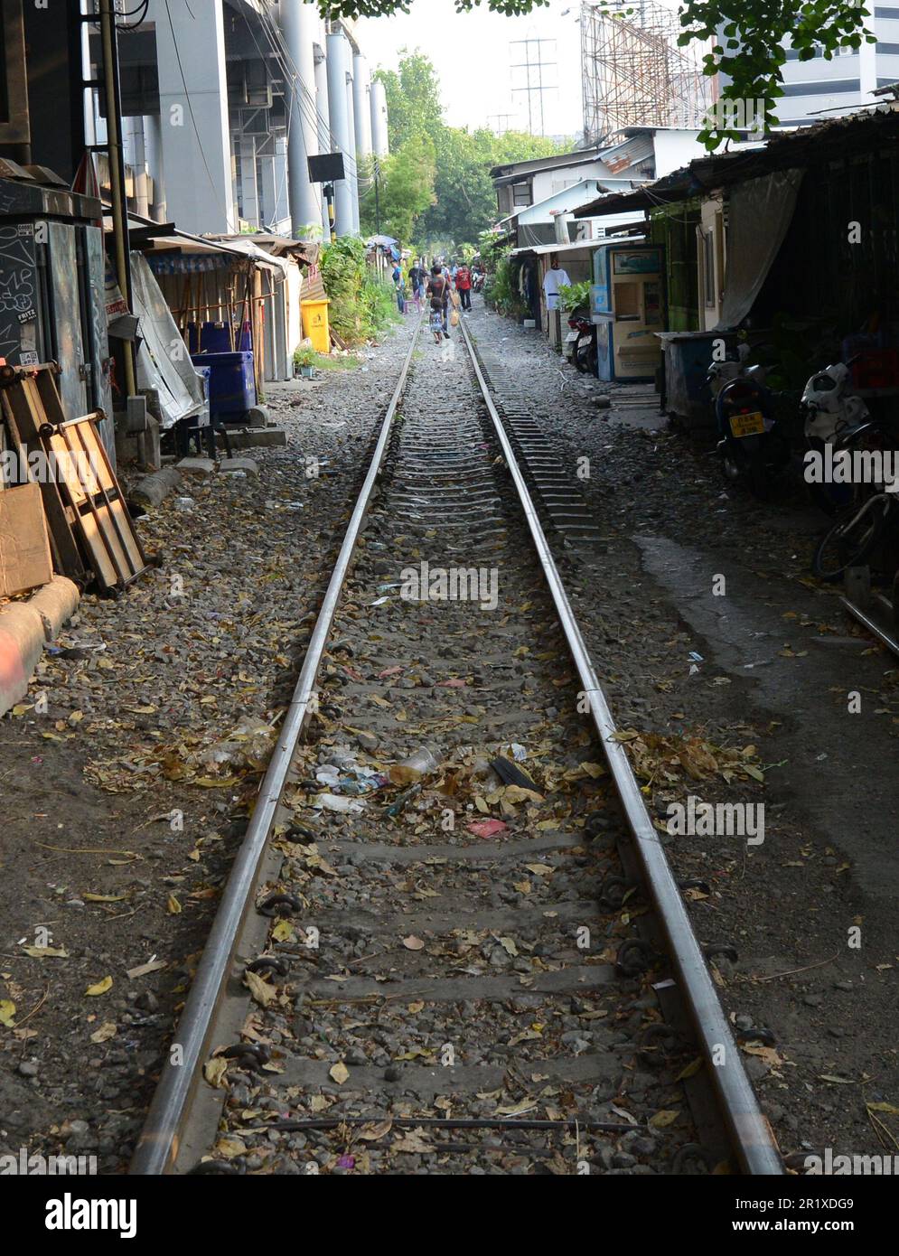 Sie wohnen an der alten Eisenbahnstrecke in der Nähe der Sukhumvit Road in Bangkok, Thailand. Stockfoto