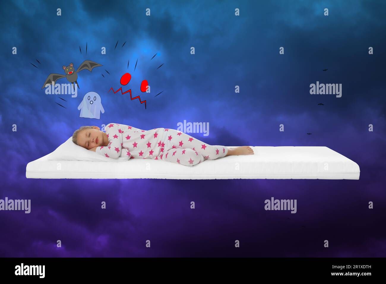 Albtraumkonzept. Ein kleines Mädchen, das auf einer Matratze am Himmel schläft, mit starken Regenwolken Stockfoto