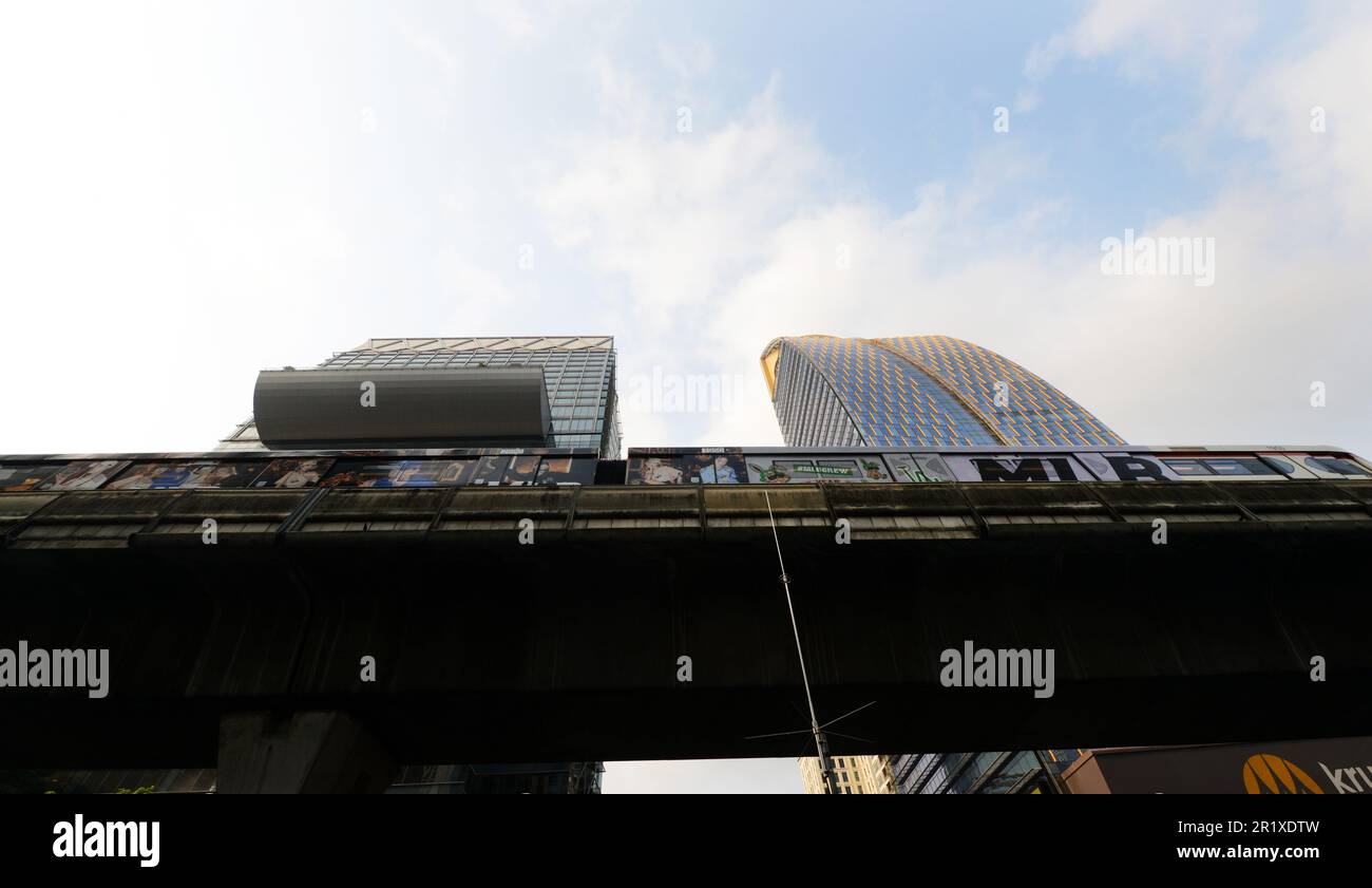 Blick auf den BTS Skytrain und das Gebäude der Bank of Ayudhya auf der Phloen Chit Road in Bangkok, Thailand. Stockfoto