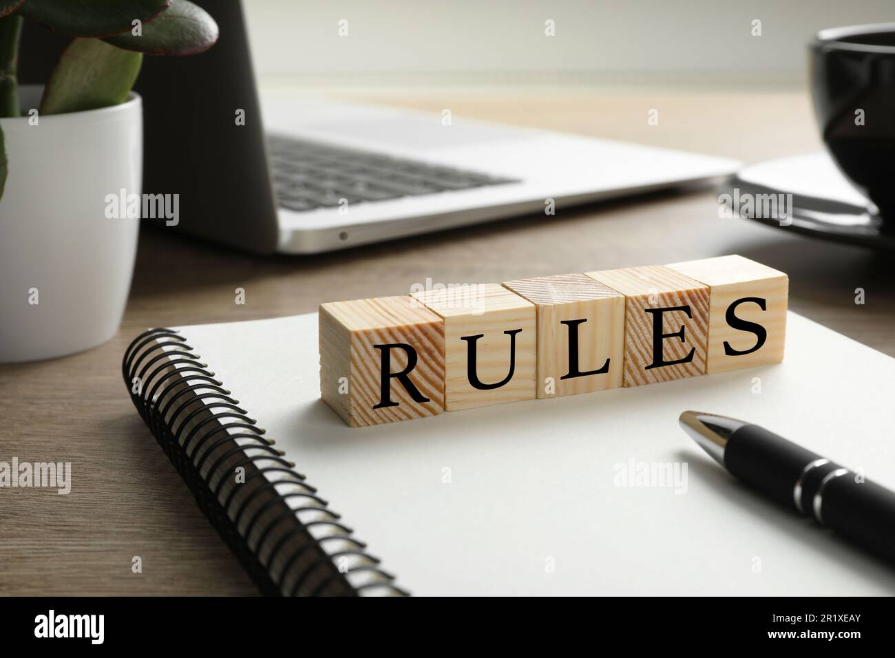 Wortregeln aus Würfeln mit Buchstaben auf einem Holztisch Stockfoto