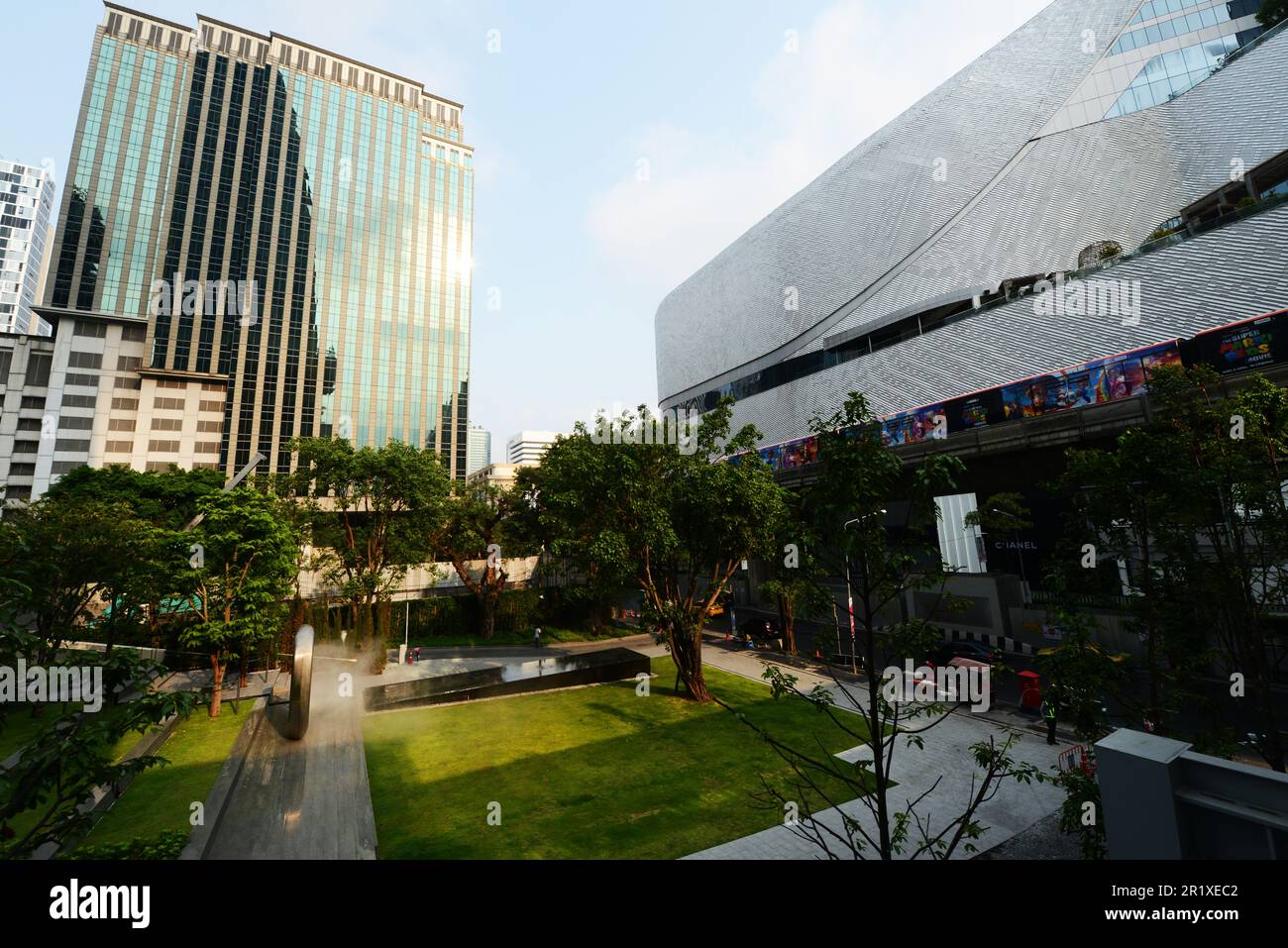 Moderne Geschäftsgebäude und Einkaufszentren entlang der Phloen Chit Road in Bangkok, Thailand. Stockfoto