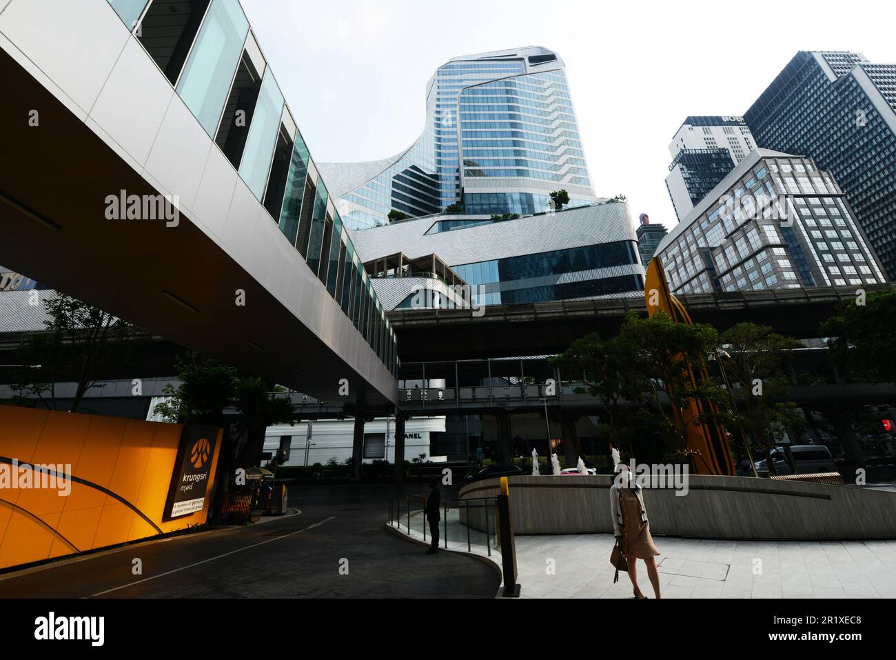 Die Skybridge über die Phloen Chit Road mit dem Einkaufszentrum Central Embassy und dem Park Hyatt Bangkok Hotel. Stockfoto