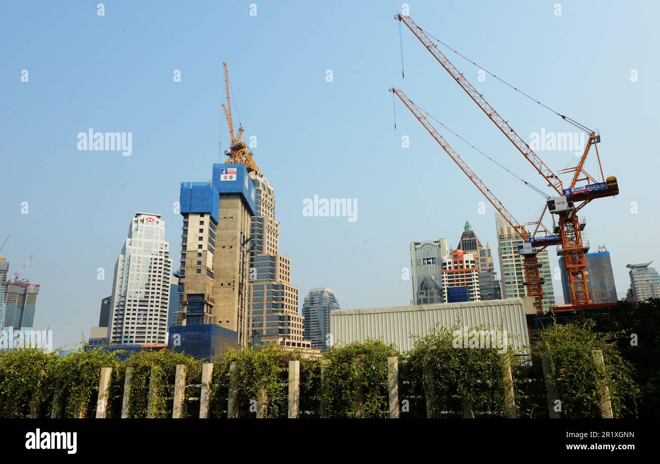 Bauarbeiten auf der Baustelle des Dusit Central Park an der Silom Road in Bangkok, Thailand. Stockfoto