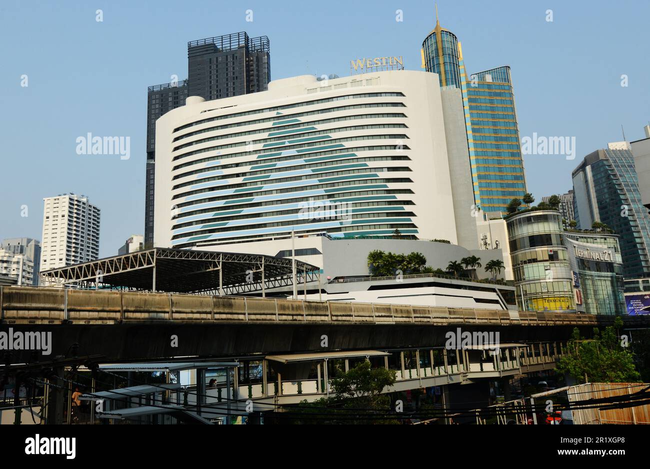 Terminal 21 Shopping Mall und The Westin in Asok, Sukhumvit Road, Bangkok, Thailand. Stockfoto