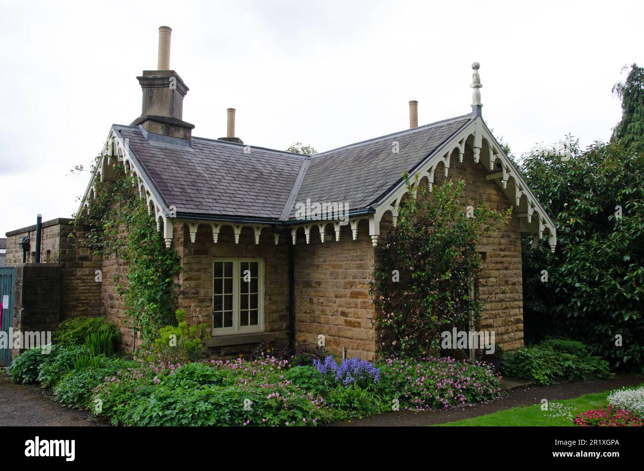 Kleines Steinhaus mit kunstvoller Dachverkleidung. Formteile und Finale im viktorianischen Stil auf den Barkassen. Sheffield Botanical Gardens Stockfoto