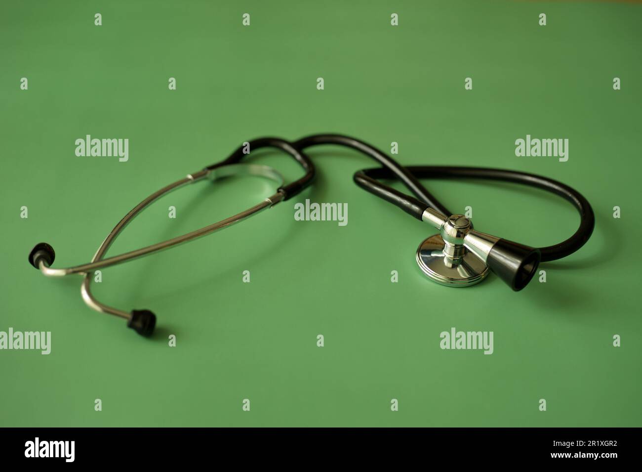 Stethoskop auf grünem Hintergrund - Health-Check-up-Konzept Stockfoto