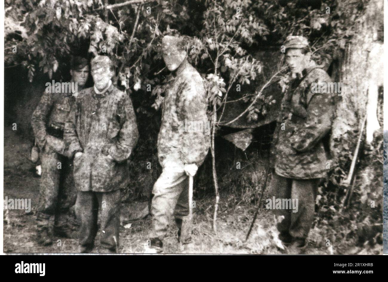 World war Two B&W Foto Deutsche Soldaten in Camo Smocks ruhen unter Bäumen hinter der Front Line Normandie 1944 . Die Männer sind von der 17. SS Panzergrenadier Division Gotz von Berlichingen Stockfoto