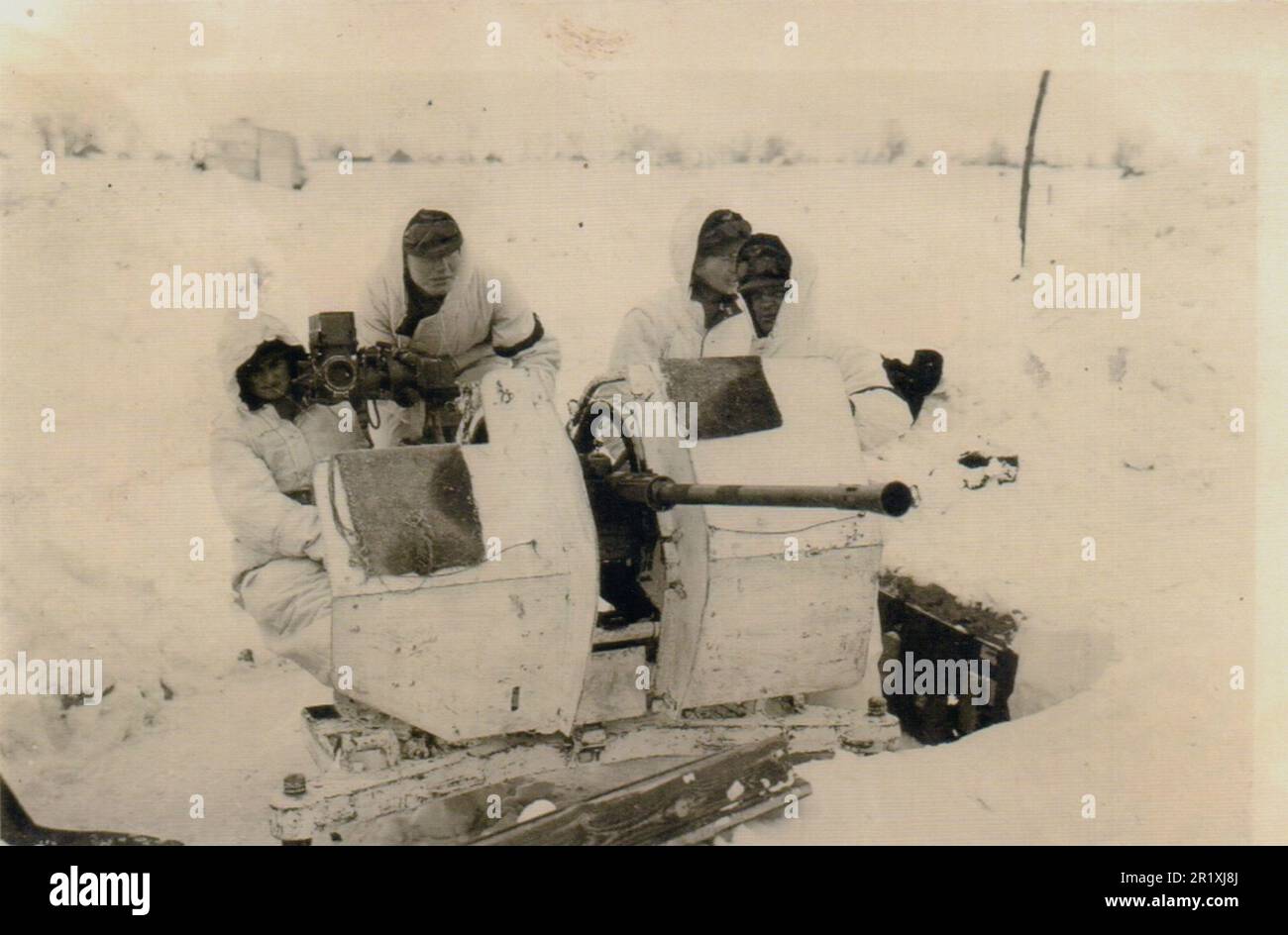2. Weltkrieg Schwarzweißfoto deutsche Soldaten mit einer 2 cm AA-Kanone im Russischen Schnee 1942 Stockfoto