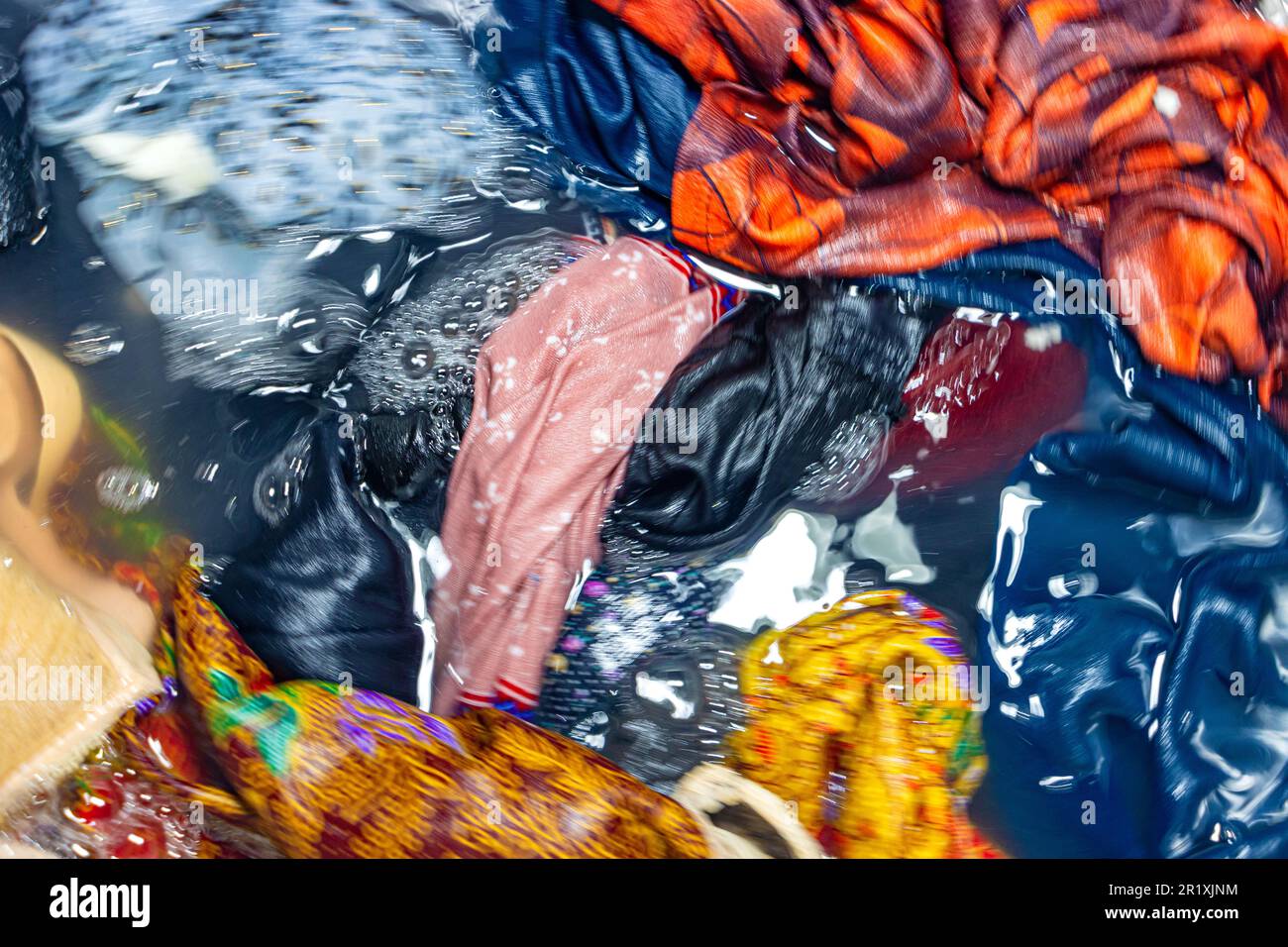 Wäsche in der Waschmaschine waschen Stockfoto