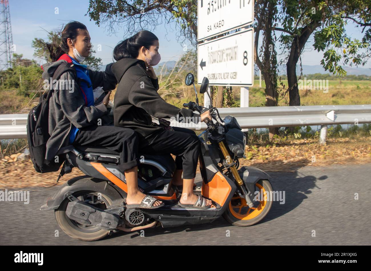 THAILAND, JANUAR 21 2023, zwei Frauen fahren auf dem Motorrad auf der Autobahn Stockfoto