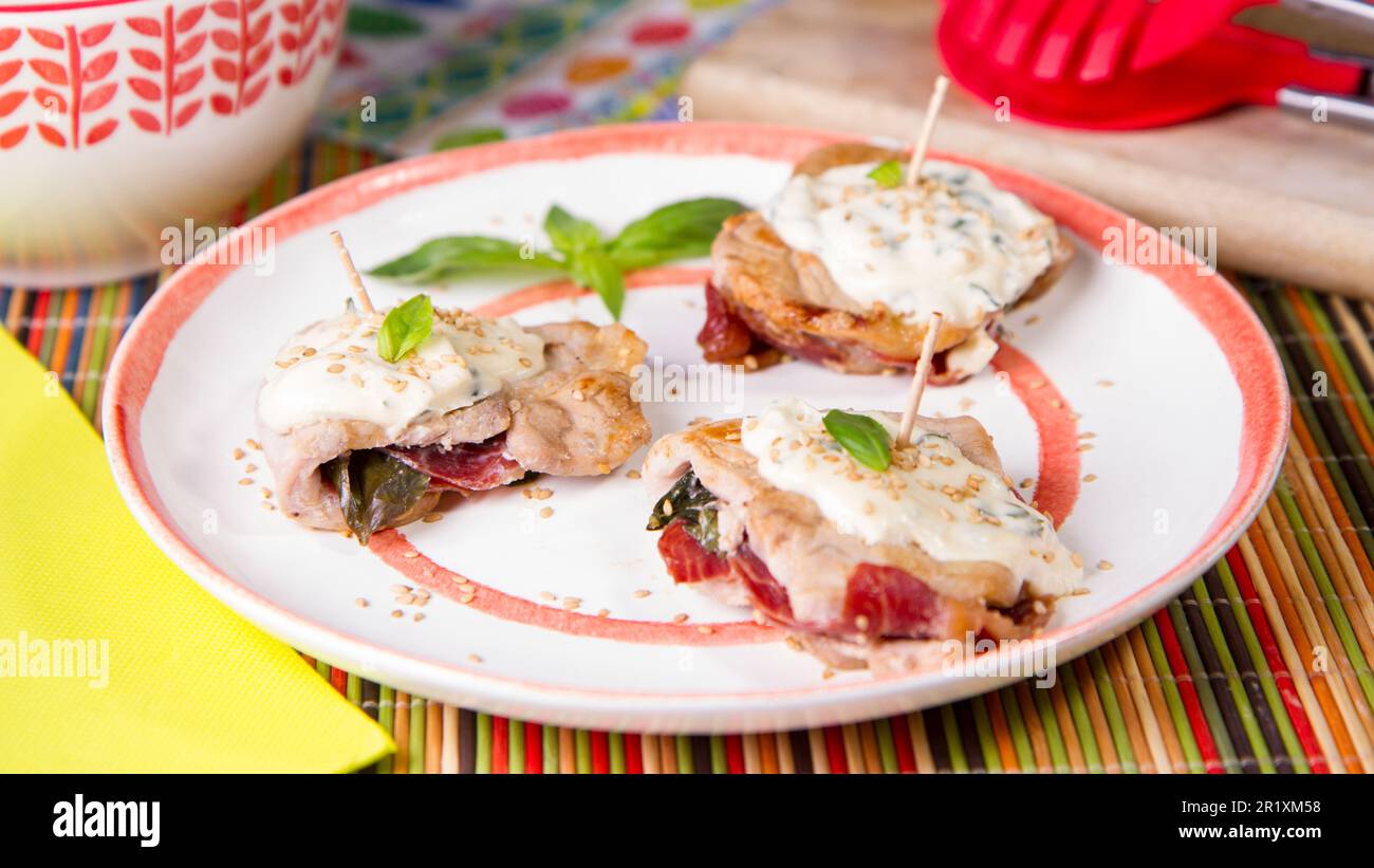 Filetsteaks gefüllt mit Paprika und mit Käsesauce. Stockfoto