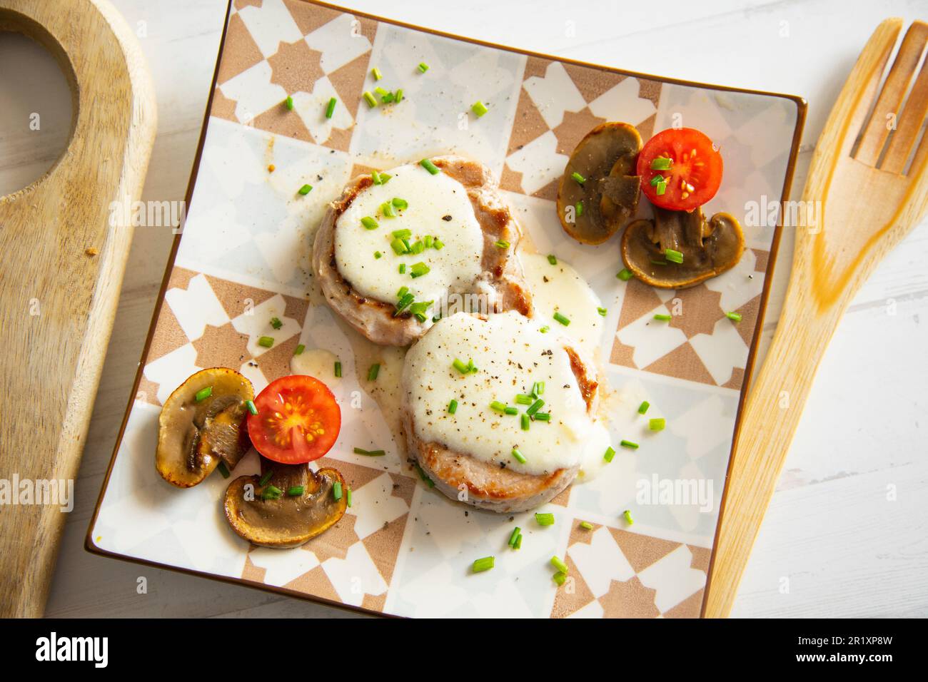 Schweinefilet gekocht mit Käsesauce. Stockfoto