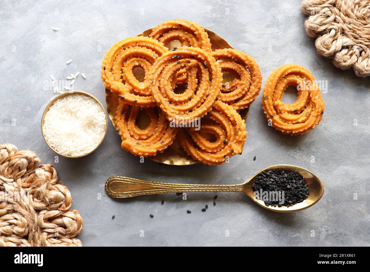 Butter murukku. Benne murukku oder venna Chakli. Chakli ist ein herzhafter, frittierter knuspriger Snack. Reis und Gramm Mehl zusammen mit schwarzem Sesam und Gewürzen. Stockfoto