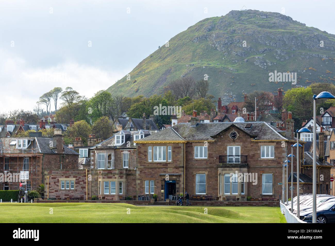 North Berwick Golf Club, Club House und North Berwick Law im Hintergrund. Stockfoto