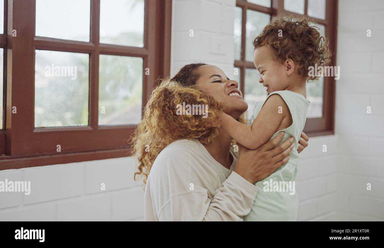Glückliche Familienliebe, Mutter und Tochter, ihre Tochter, die spielt und umarmt. Stockfoto