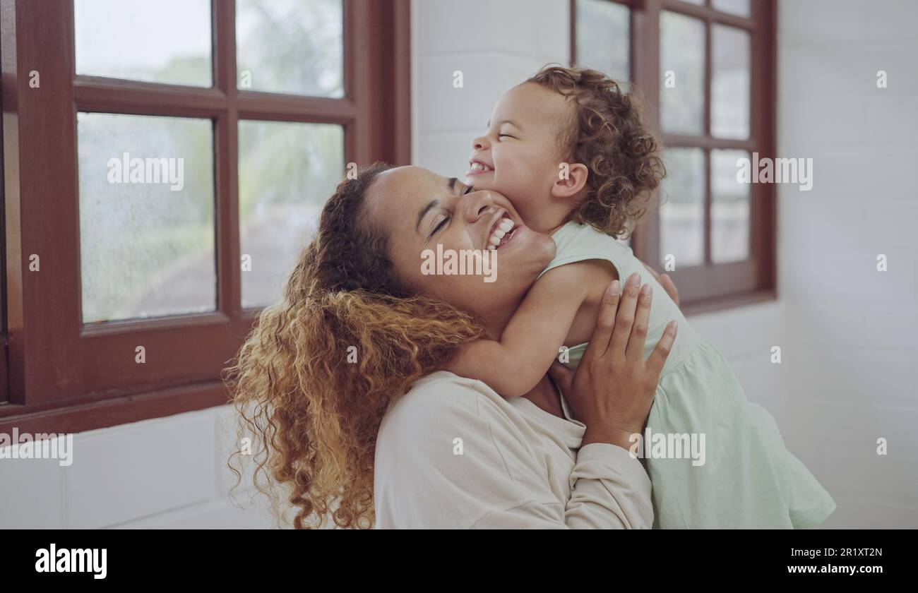 Glückliche Familienliebe, Mutter und Tochter, ihre Tochter, die spielt und umarmt. Stockfoto