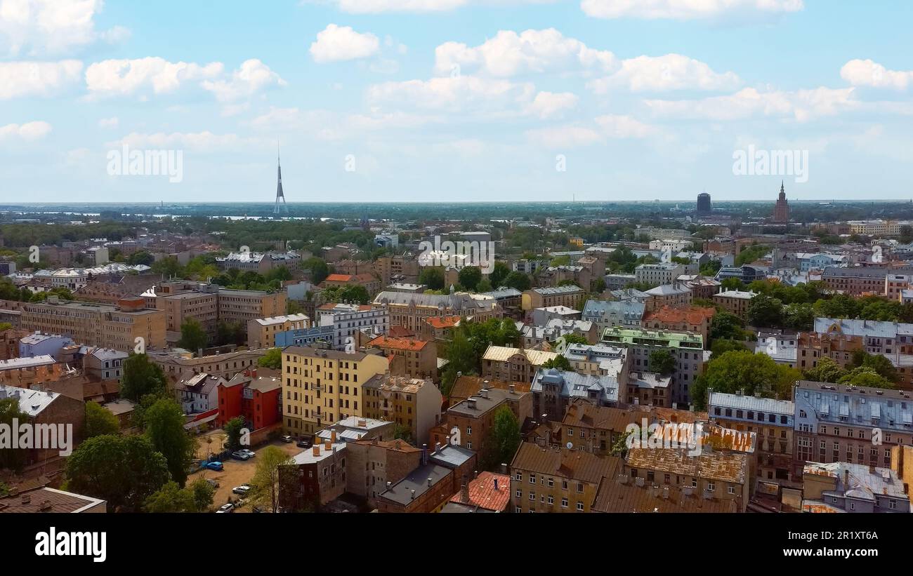Rigas Stadtbild Frühling Luftaufnahme Video, Stadt, Lettland. Sonnige Dächer. Skyline von Riga, Lettland, Stadtzentrum, Teika, Purvciems in the Bac Stockfoto