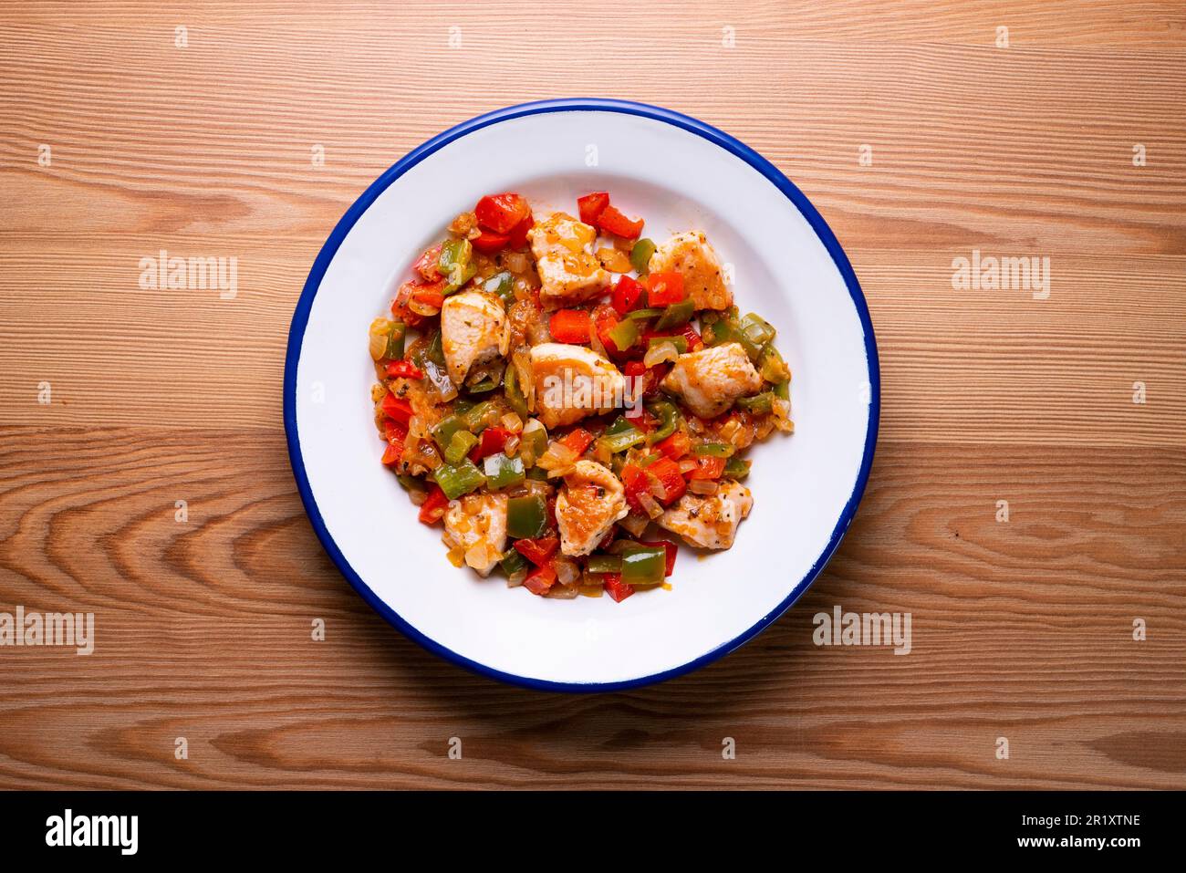 truthahnfilet in Würfelform mit Curry und Gemüse zubereitet. Stockfoto