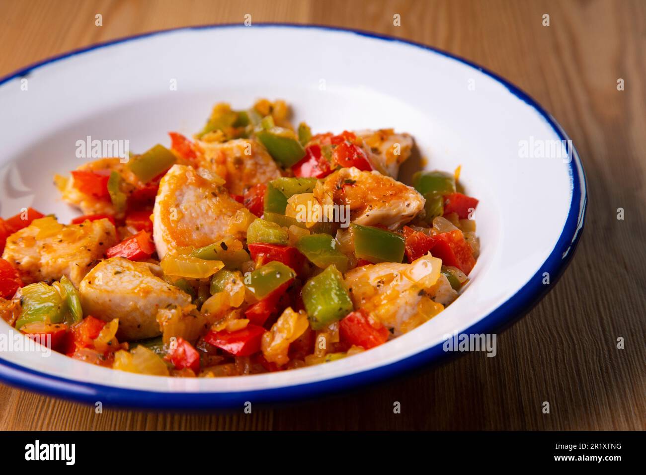 truthahnfilet in Würfelform mit Curry und Gemüse zubereitet. Stockfoto