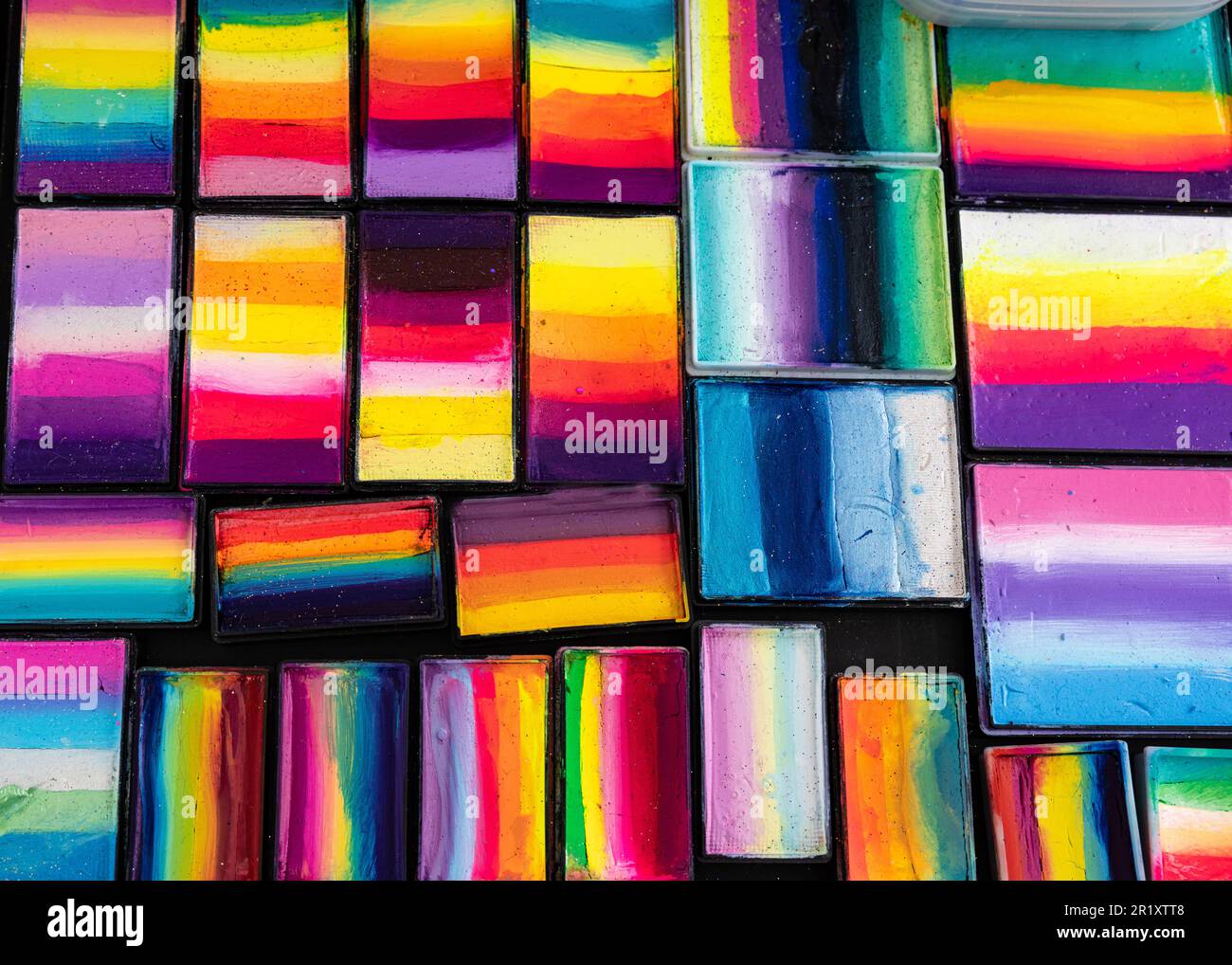 Ein abstraktes Bild der hellen Farben der Farbpalette eines Gesichtsmalers Stockfoto