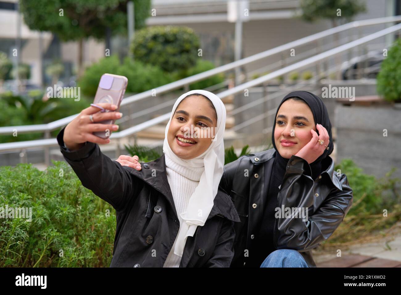 Junge muslimische Frauen mit Hijabs, die Selfie machen Stockfoto