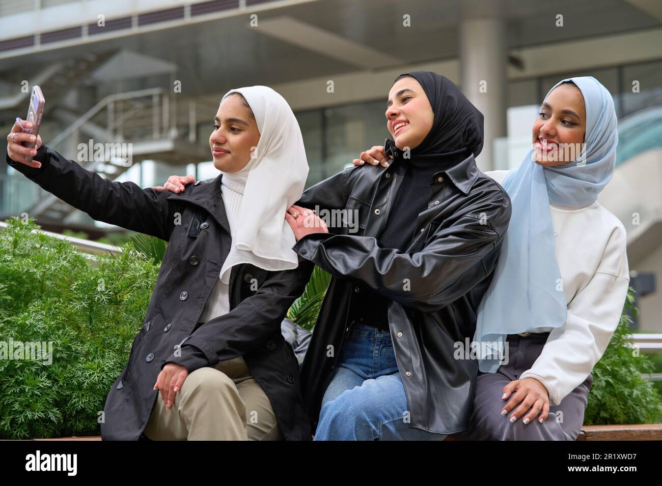 Drei arabische Frauen machen Selfie. Muslimische Frauen leben Stockfoto