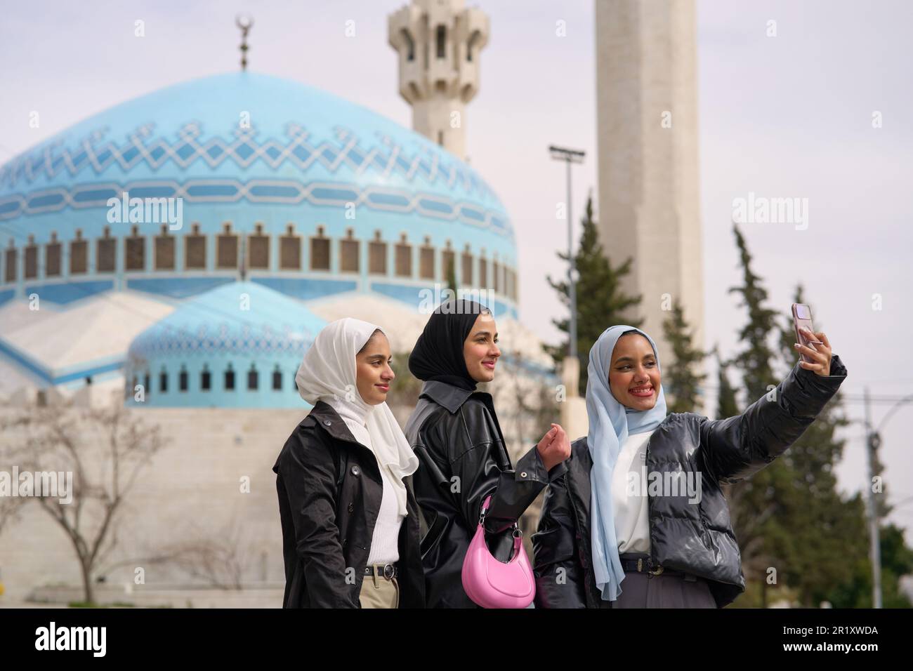 Drei muslimische Frauen vor der Moschee machen Selfie Stockfoto