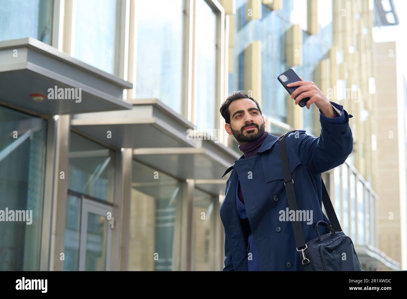 Ein arabischer Geschäftsmann, der Selfie macht. Muslimischer Geschäftsmann Stockfoto